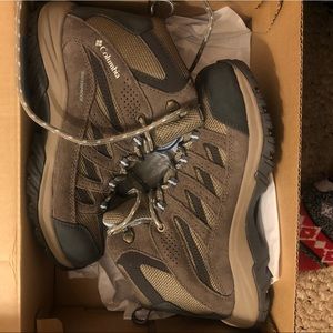 Columbia Women’s Crestwood Hiking Boots, Size 7